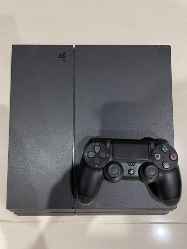 À vendre ps4 fat 1TO avec deux manettes et 3 jeux