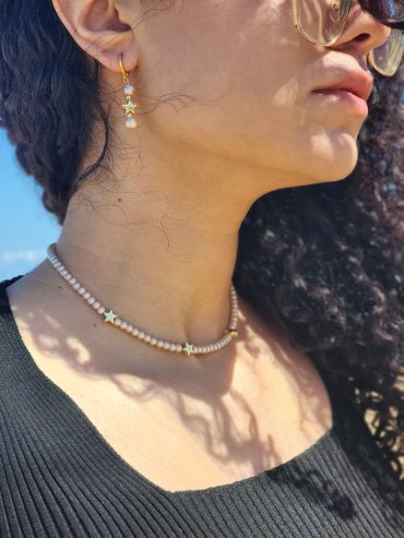 Collier simple en perle rosé avec des petites motif étoiles